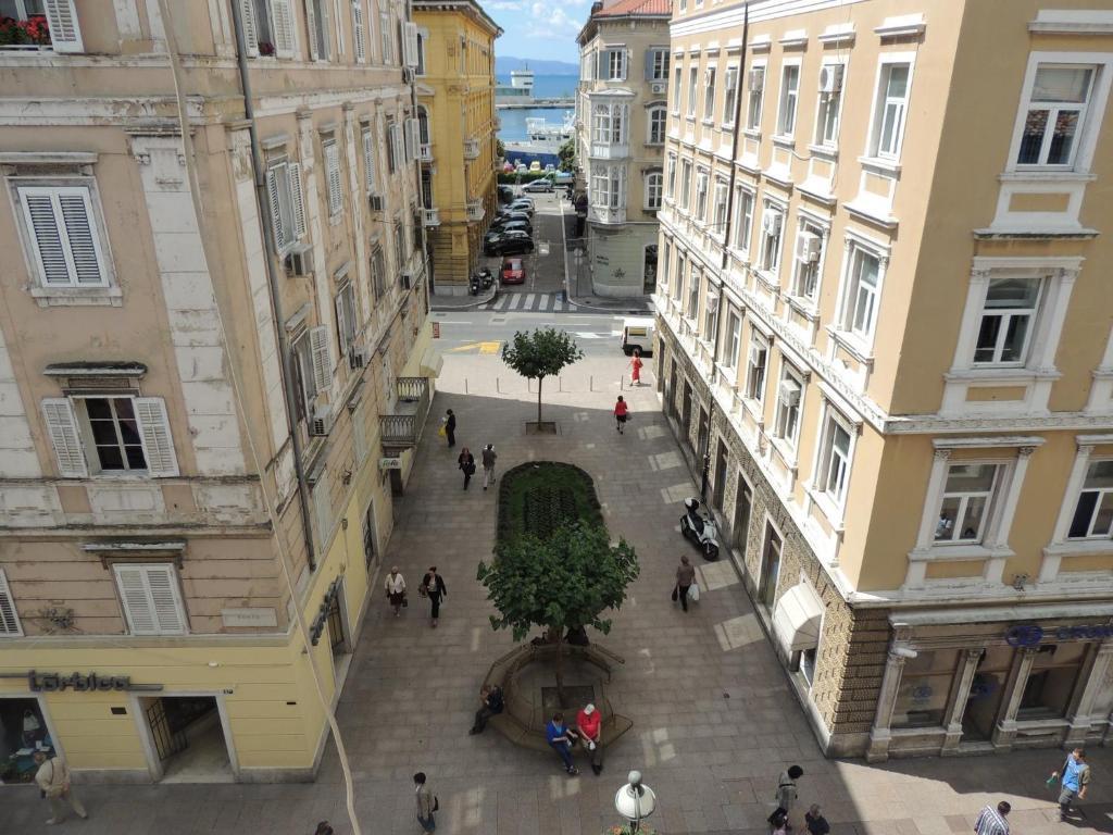 Hostel Rijeka Bagian luar foto